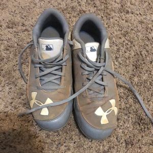 Boys Under Armour cleats size 4.5 youth.